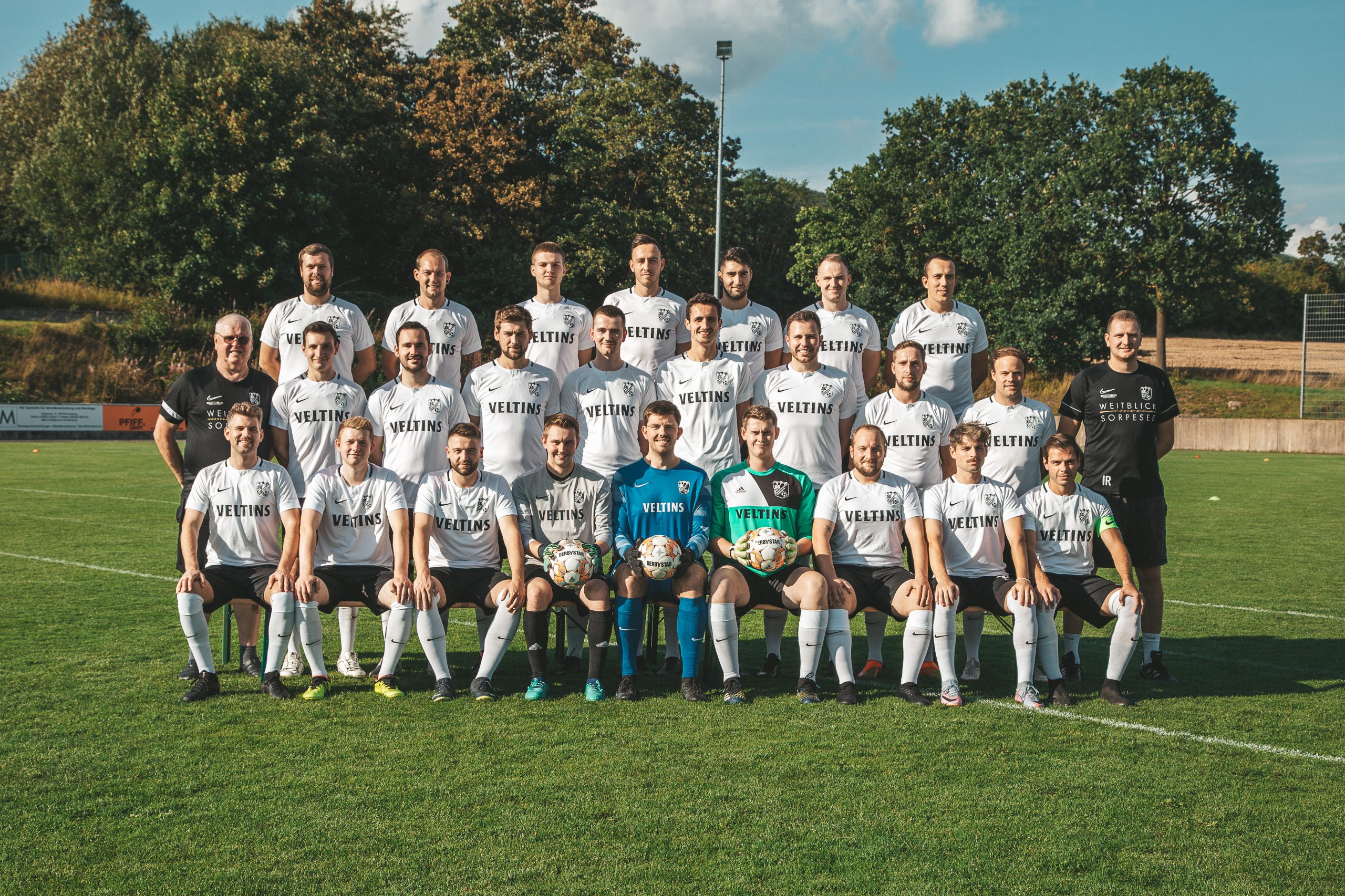 Die erste Herrenmannschaft auf einem Sportplatz