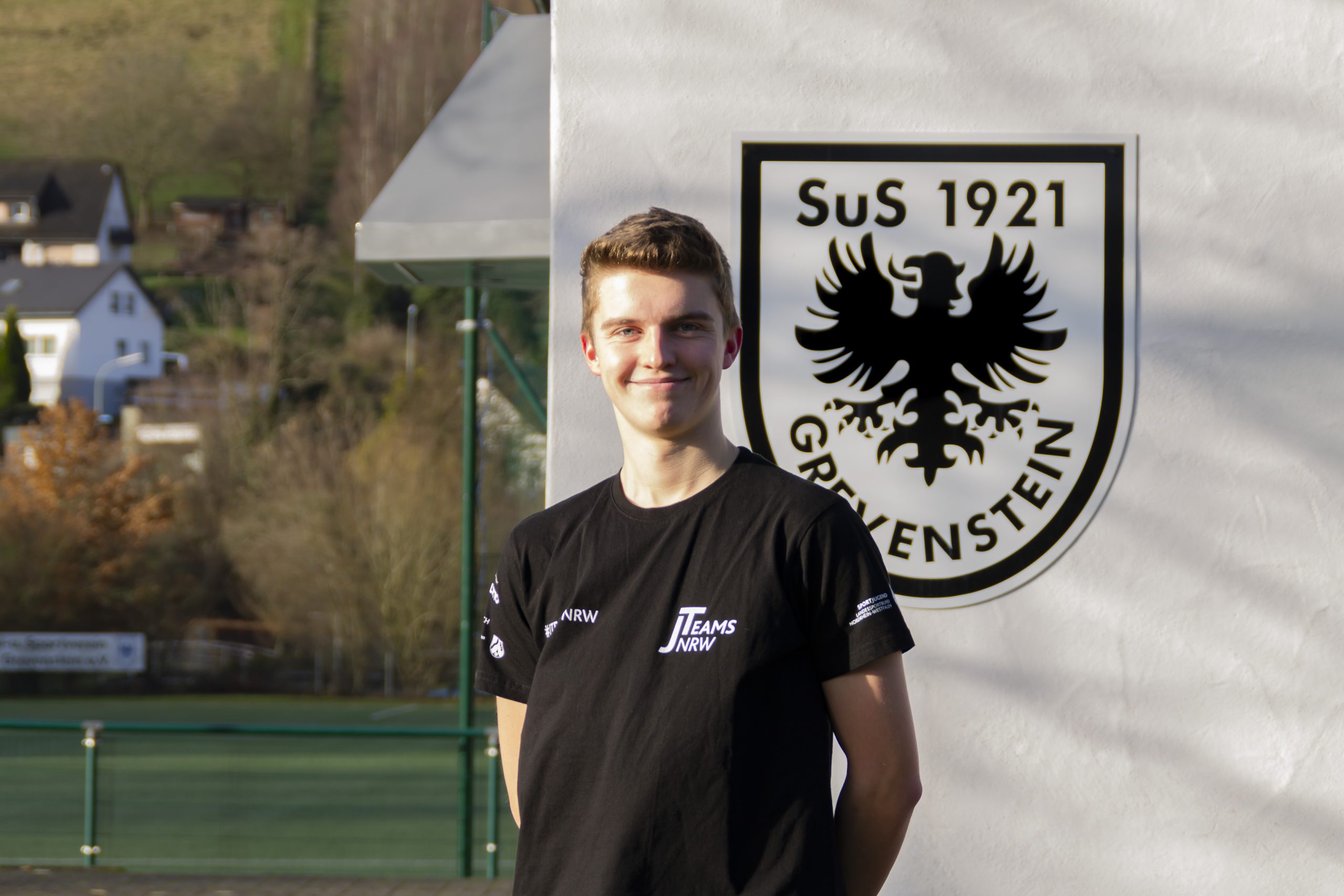 Portrait von Luca Jung vor dem SuS Grevenstein Wappen