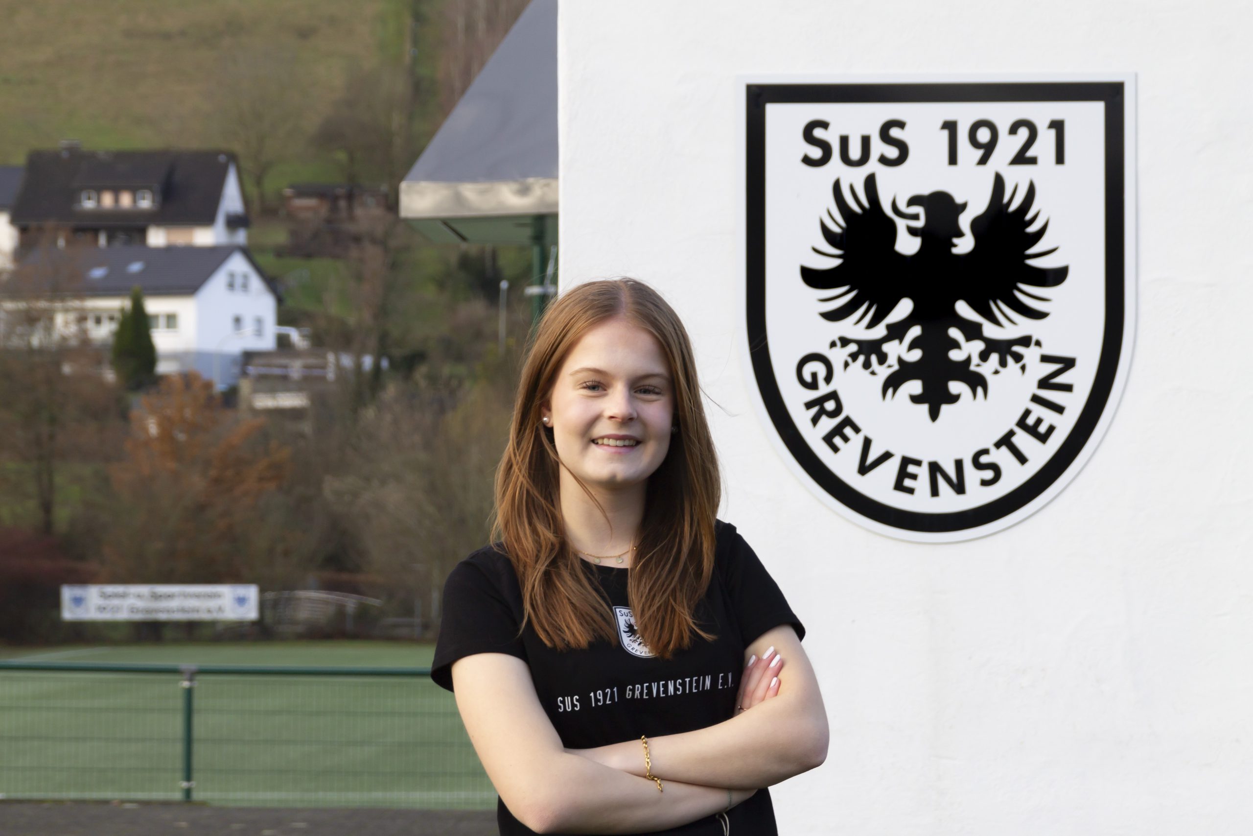 Portrait von Paula Müller vor dem SuS Grevenstein Wappen